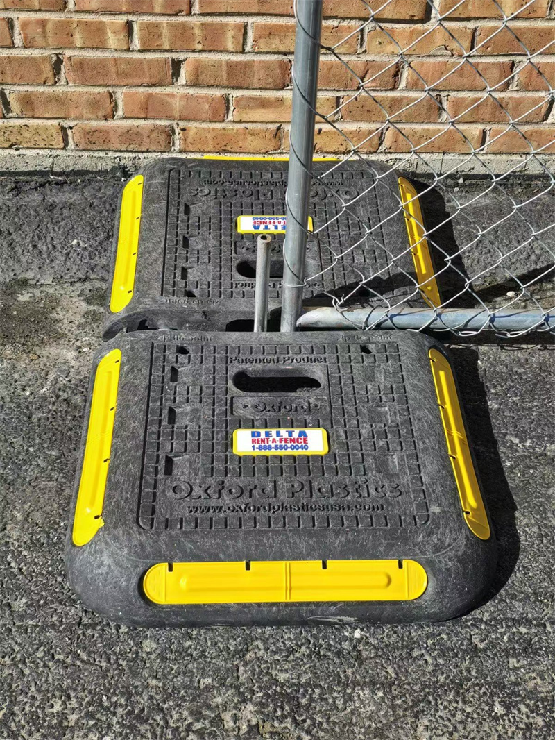 metal fence stand stabilize