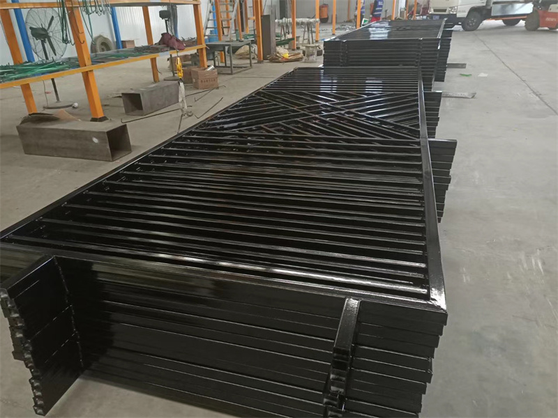 metal privacy fence