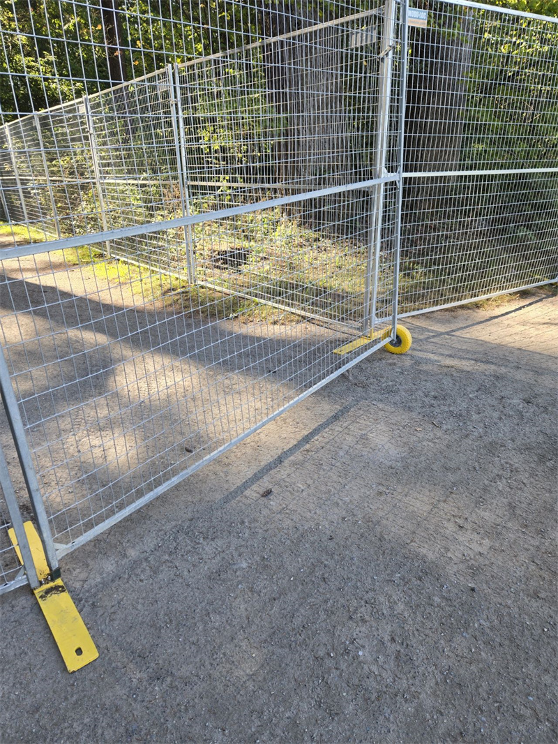 hot dipped galvanized temporary event fencing