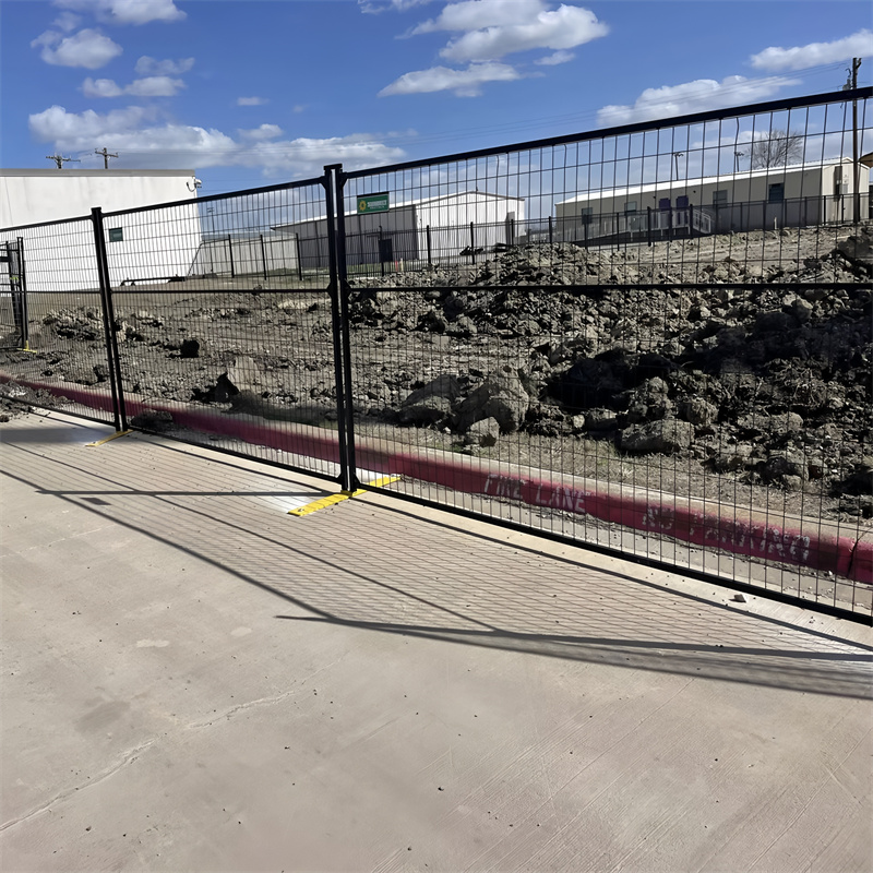 outdoor temporary fence for dogs