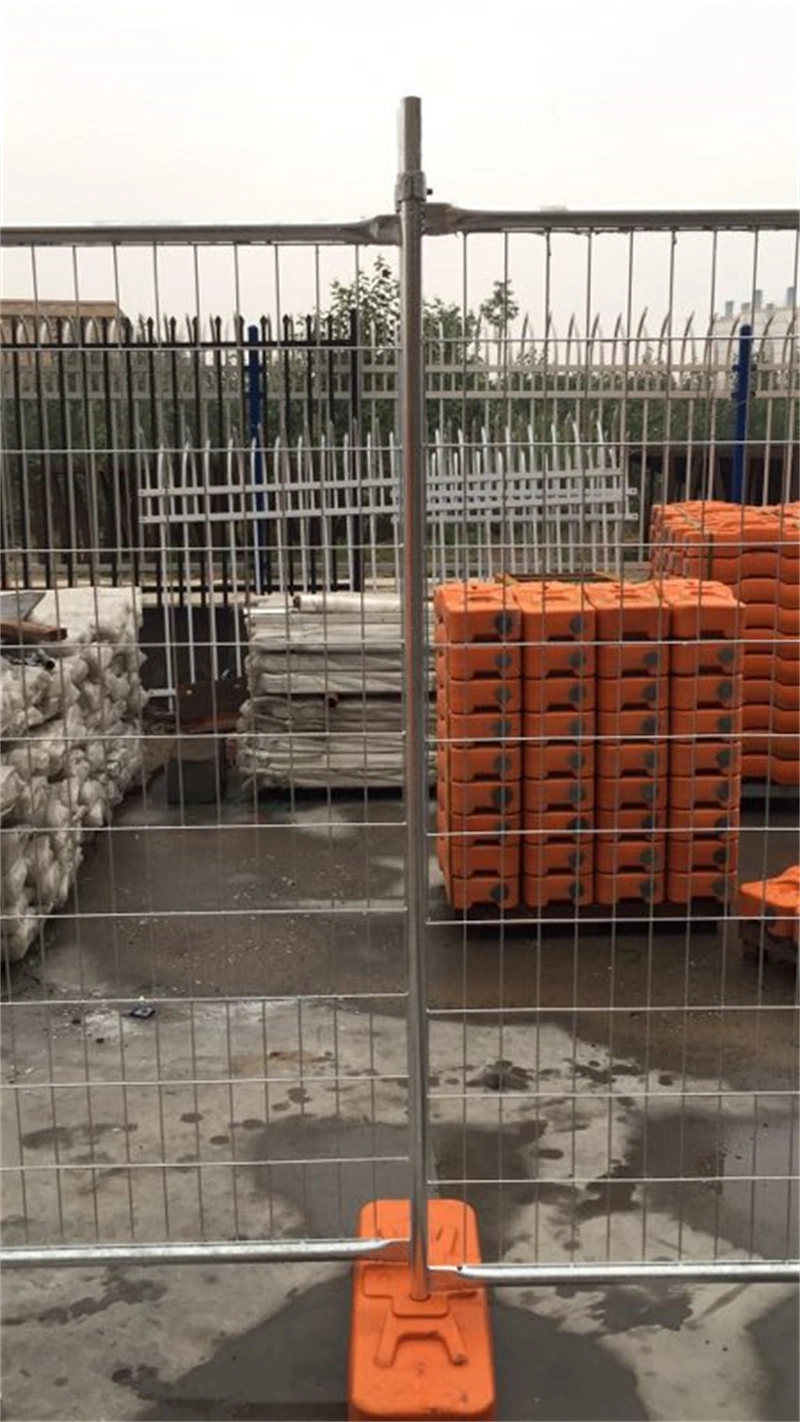 Temporary metal mesh fence with galvanized panel and orange plastic base, manufactured by DB Fencingan ISO9001-certified one-stop wire mesh supplier with 14 years of export experience, compliant with Australian Standards AS 4687-2022/2007, designed for construction sites and event crowd control.
