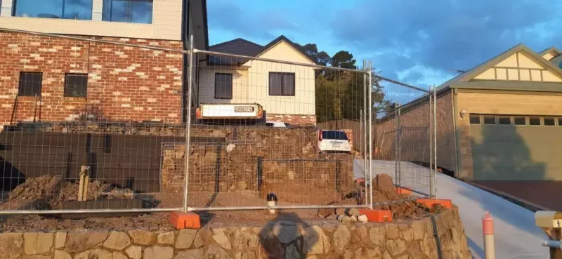 DB Fencing’s temporary wire mesh fence with custom plastic feet secures a construction site in Australia, demonstrating durability and compliance with AS 4687 standards for civil engineering projects.
