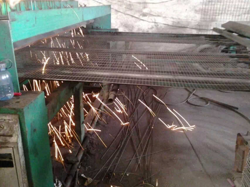 Anping Deban Metal Wire Mesh Products Co., Ltd operates advanced welding lines to produce high-strength Cattle Panels. This industrial manufacturing process ensures precise welding for durable livestock fencing solutions.