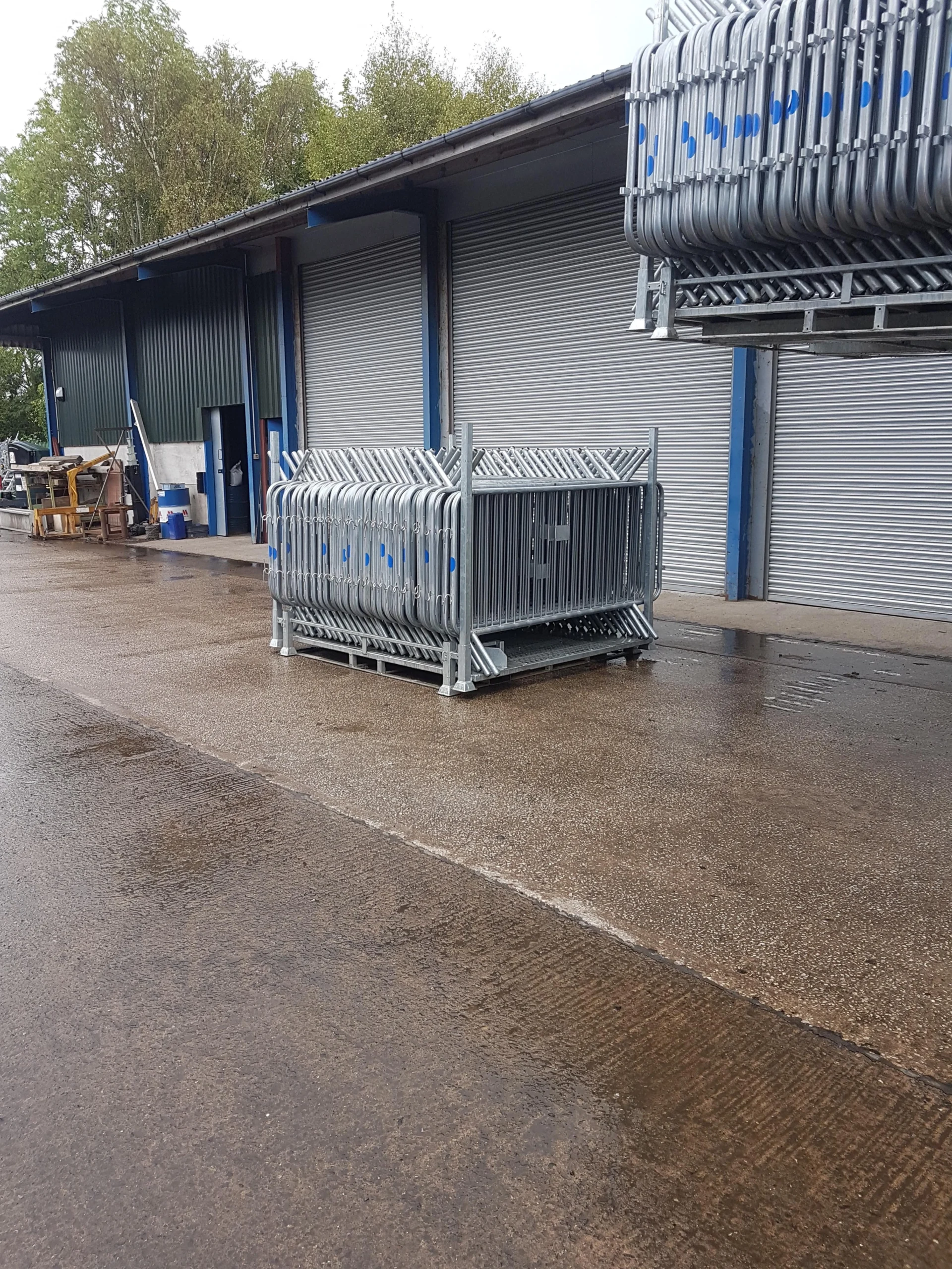 Stacks of DB Fencing's hot-dipped galvanized crowd control barriers are shown at our Anping facility, illustrating our high production capacity and readiness for bulk export. These durable, weather-resistant crowd control barriers are essential for events and public safety, reflecting our quality for global distributors and event management companies.