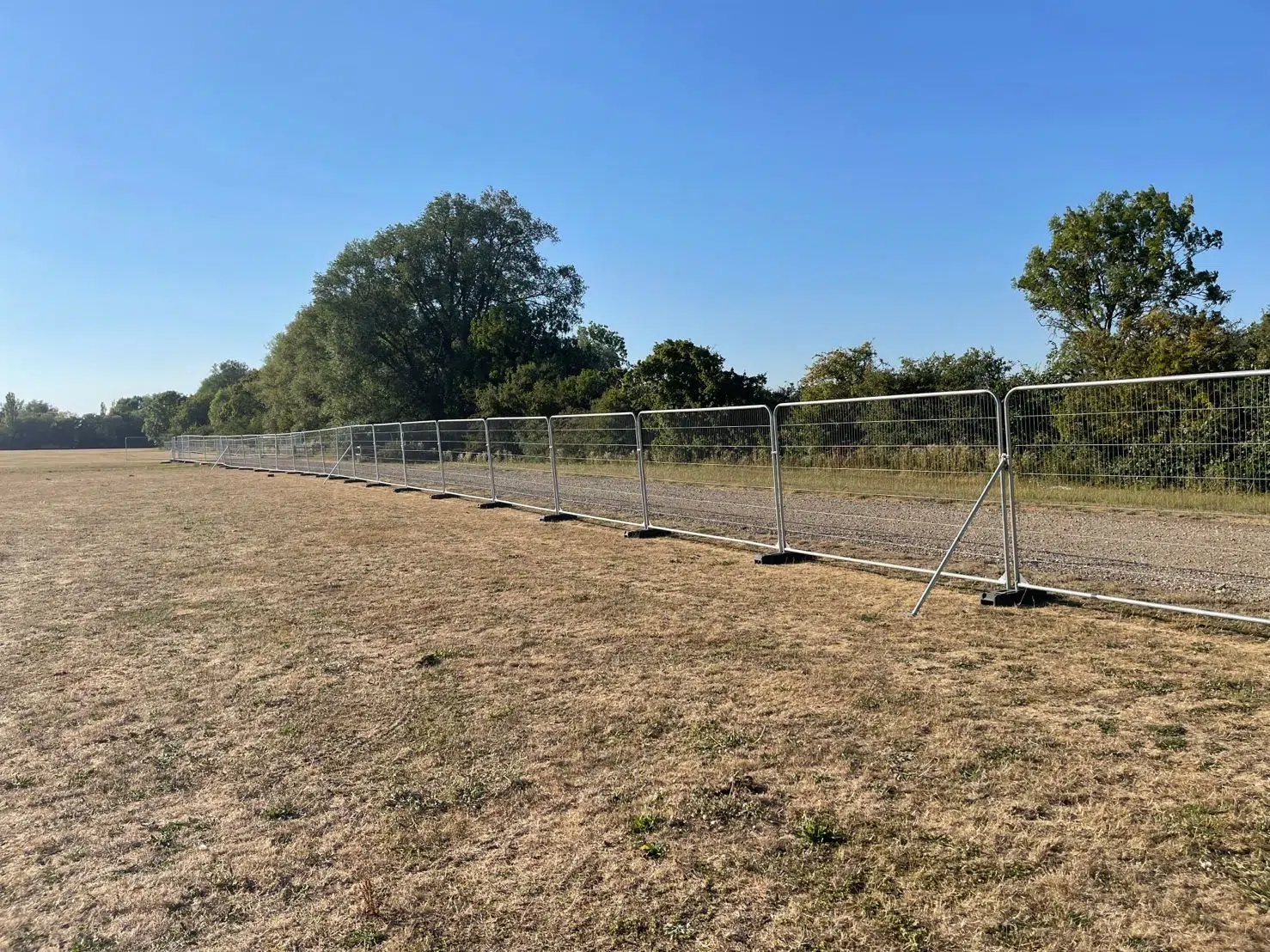 Anping Deban Metal Wire Mesh Products (DB Fencing) presents a robust line of Temporary Fencing Systems for Construction Sites, featuring hot-dipped galvanized mesh panels with durable plastic feet, ideal for securing perimeters on outdoor project areas. This setup showcases our AS 4687-compliant temporary fences, trusted by construction and civil engineering firms for reliable site security.