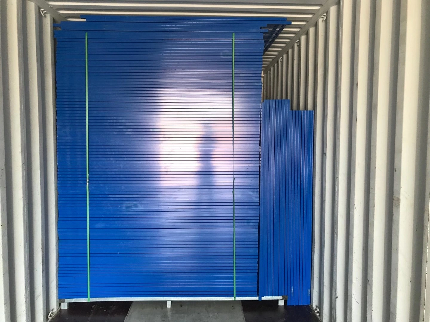 DB Fencing palletized temporary fencing systems securely loaded into a shipping container for global export. Our high-quality crowd control barriers are manufactured in Anping for Australian and Canadian standards.