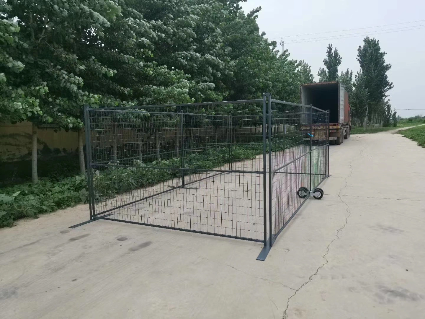 DB Fencing loading a shipment of high-strength temporary fencing systems for construction sites onto a transport truck. Manufactured in Anping, these durable metal mesh panels ensure robust site security and crowd control compliance.