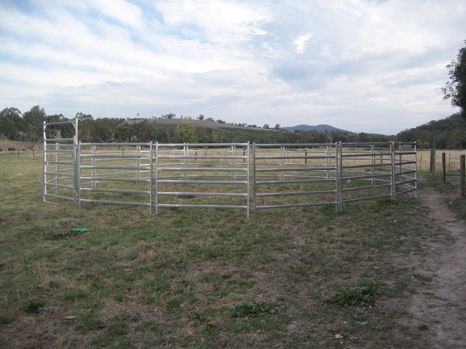 DB Fencing exports premium hot-dipped galvanized cattle panels designed to meet Australian standards for durable livestock containment. The modular corral system provides secure, low-maintenance fencing for agricultural wholesalers and farmers globally.