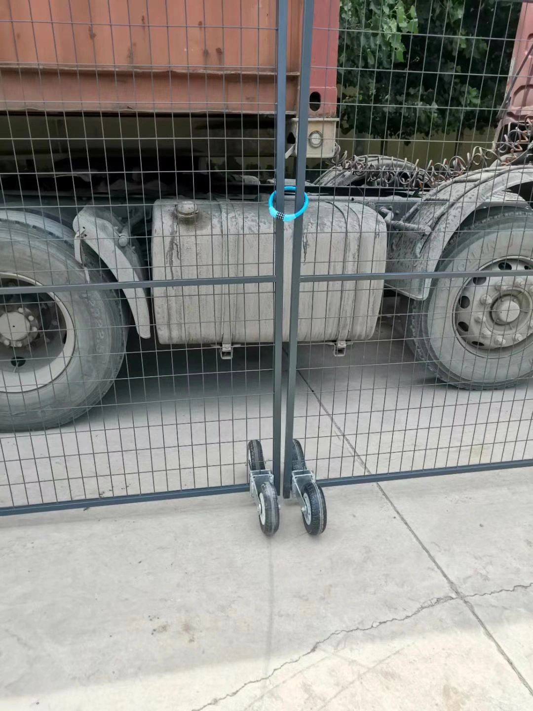 Anping Deban Metal Wire Mesh Products Co., Ltd (DB Fencing) features these high-load casting wheels, ensuring easy mobility for our Temporary Fencing Systems for Construction Sites. Designed with a blue locking mechanism to secure heavy-duty site barriers against trucks.
