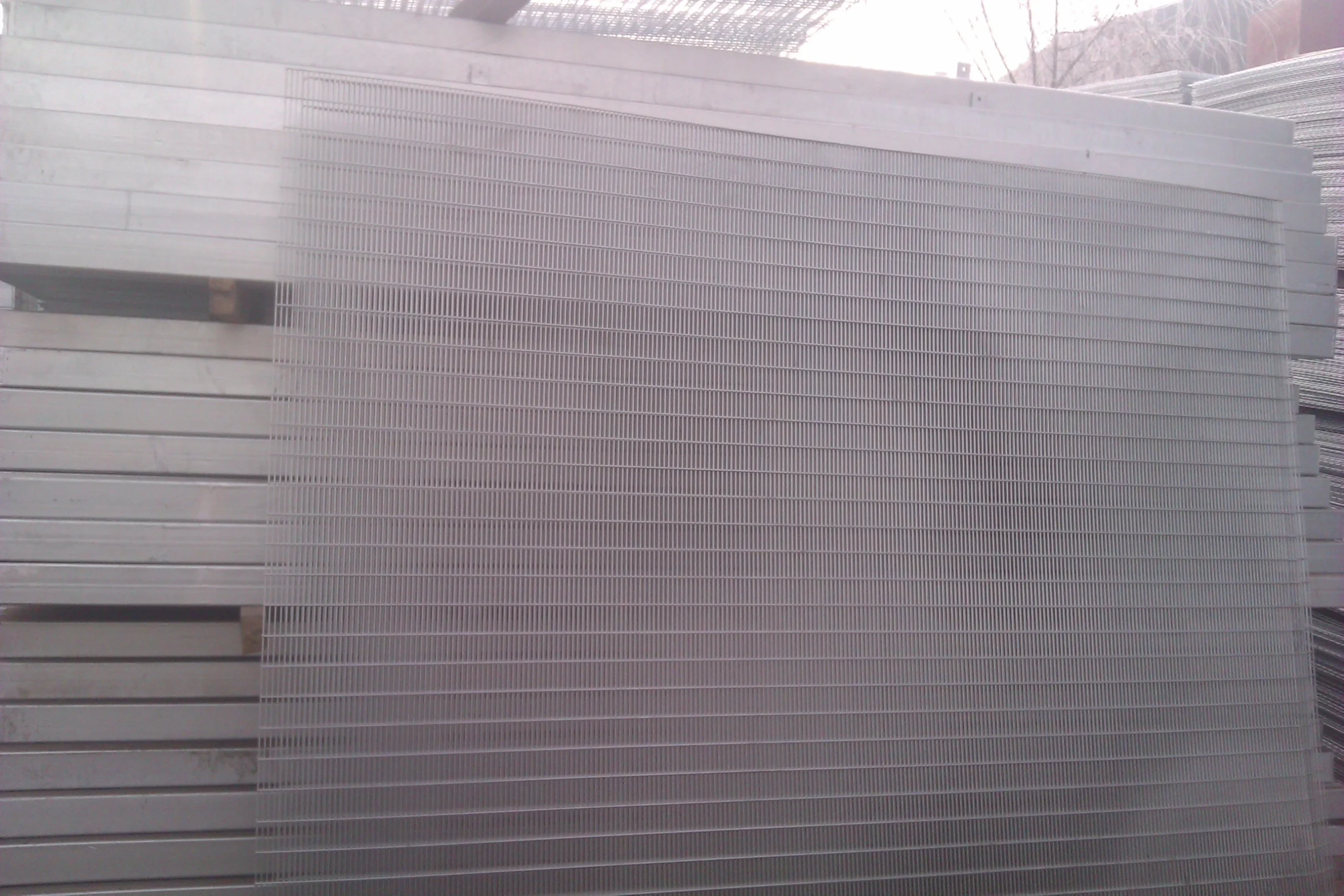 DB Fencing manufactures high-security galvanized steel Hesco barriers and temporary fencing systems, designed for strict compliance with Australian Standards for construction sites and public events.