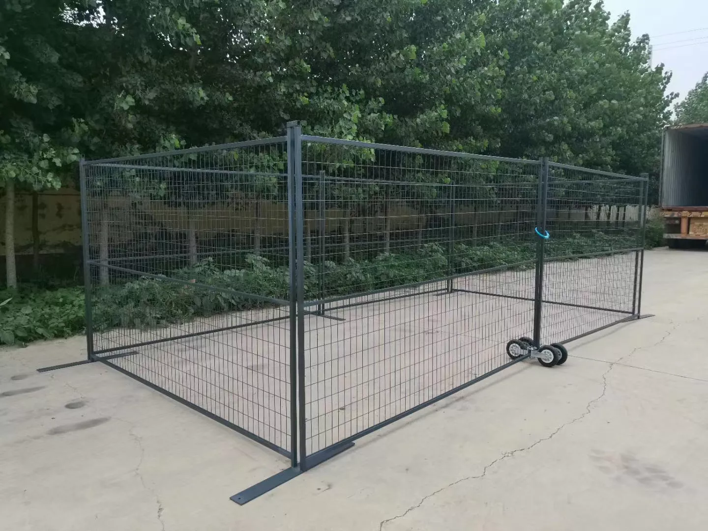 DB Fencing supplies robust mobile temporary fencing systems for construction sites in Canada, featuring anti-climb mesh and durable galvanized frames. This portable crowd control barrier design ensures maximum site security and perimeter management for industrial events.