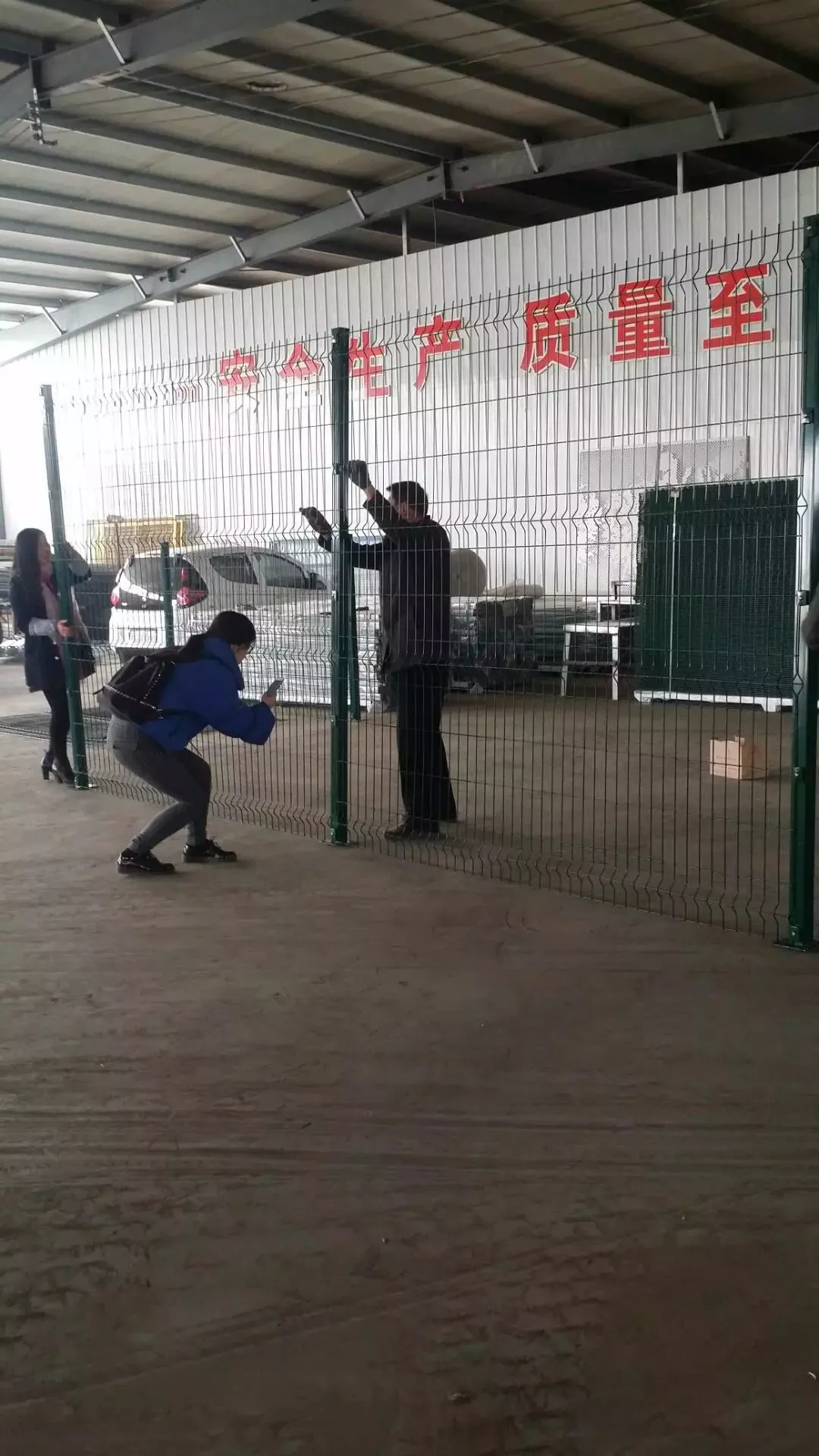 DB Fencing team inspecting high-quality steel crowd control barriers in the Anping manufacturing facility. Our temporary fencing solutions are engineered for event management and construction site security compliance.