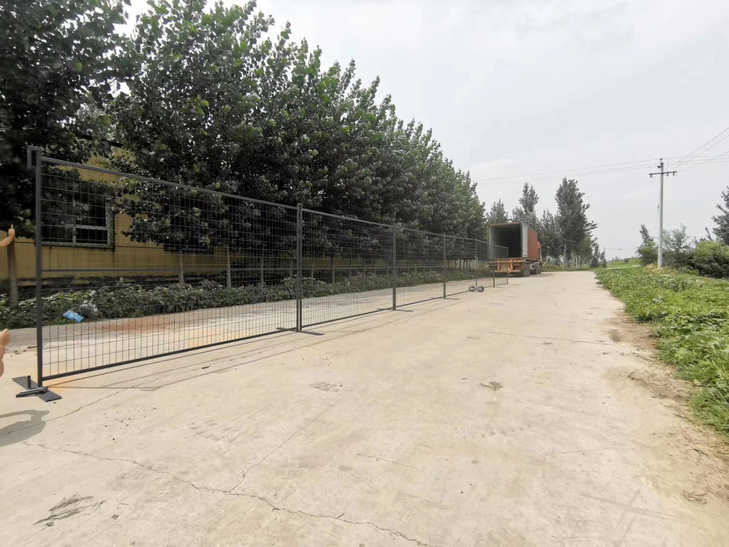 DB Fencing supplies robust temporary fencing systems for construction sites, providing secure perimeter barriers for Australian and North American markets. The anti-climb welded mesh panels are hot-dipped galvanized for durability and shipped directly from our Anping factory.