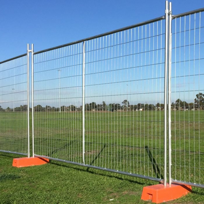 una imagen de una valla temporal de 3,3 m de largo instalada con pies y abrazaderas en el pastizal