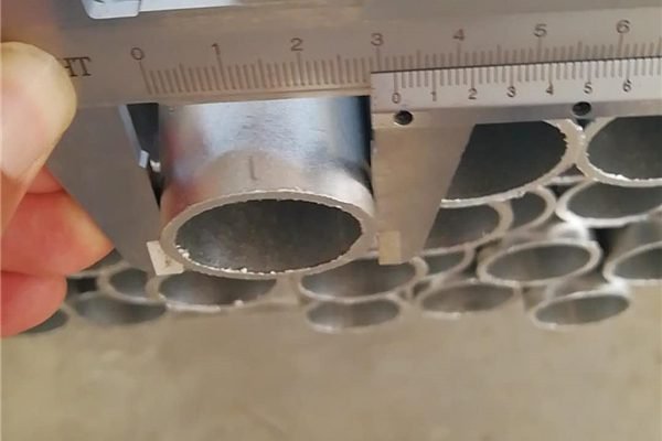 O tubo da estrutura de 32 mm para pés de cerca temporários