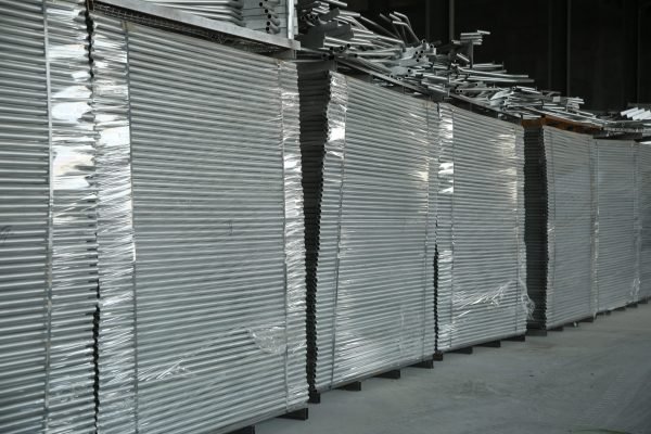 tymczasowe panele ogrodzeniowe pakowane na stalowych paletach